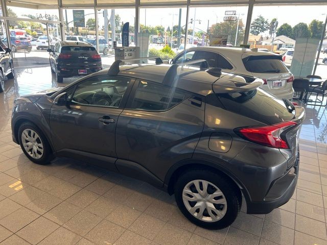 Toyota C-HR Vehicle Full-screen Gallery Image 11