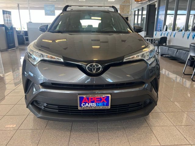 Toyota C-HR Vehicle Full-screen Gallery Image 14