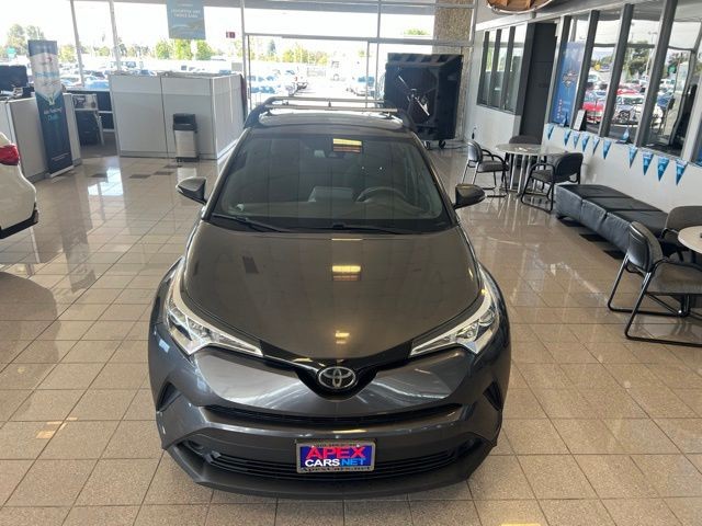 Toyota C-HR Vehicle Full-screen Gallery Image 15