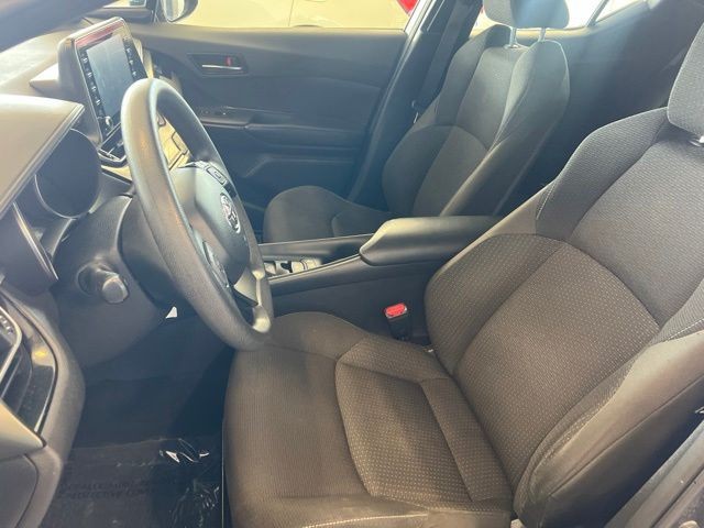 Toyota C-HR Vehicle Full-screen Gallery Image 16