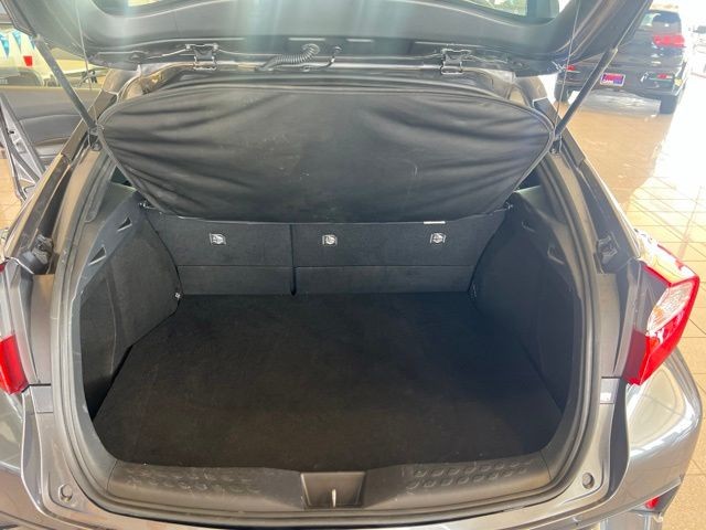 Toyota C-HR Vehicle Full-screen Gallery Image 18