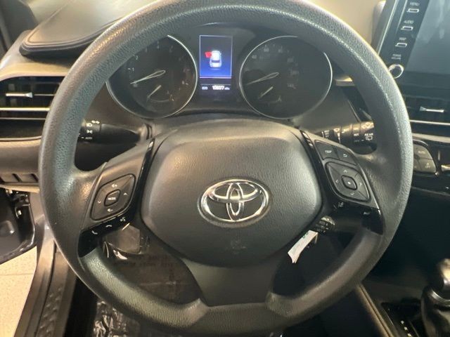 Toyota C-HR Vehicle Full-screen Gallery Image 19