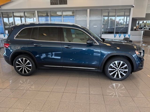 Mercedes-Benz GLB Vehicle Full-screen Gallery Image 02