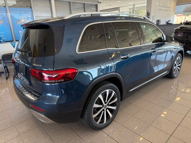 Mercedes-Benz GLB Vehicle Full-screen Gallery Image 03