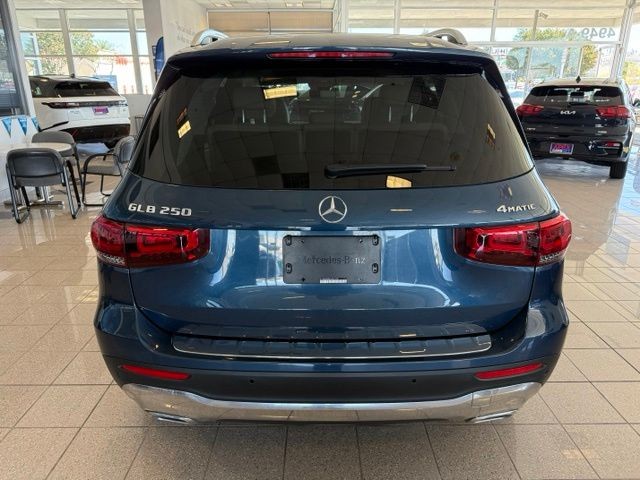 Mercedes-Benz GLB Vehicle Full-screen Gallery Image 04