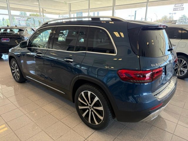 Mercedes-Benz GLB Vehicle Full-screen Gallery Image 05