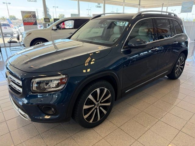 Mercedes-Benz GLB Vehicle Full-screen Gallery Image 06
