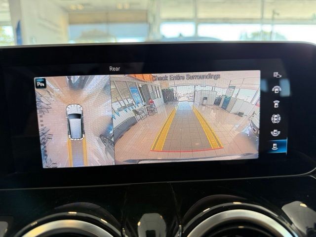 Mercedes-Benz GLB Vehicle Full-screen Gallery Image 14