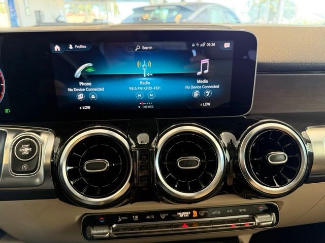 Mercedes-Benz GLB Vehicle Full-screen Gallery Image 15