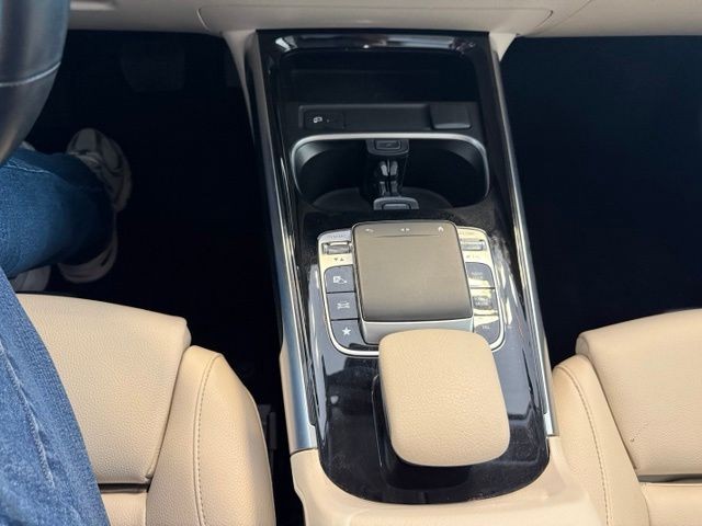 Mercedes-Benz GLB Vehicle Full-screen Gallery Image 16