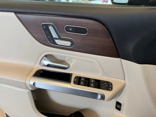 Mercedes-Benz GLB Vehicle Full-screen Gallery Image 17