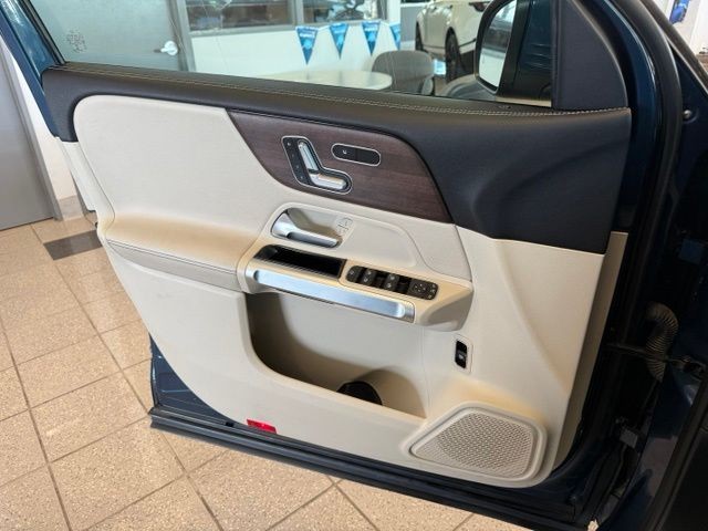 Mercedes-Benz GLB Vehicle Full-screen Gallery Image 18