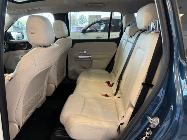 Mercedes-Benz GLB Vehicle Full-screen Gallery Image 19