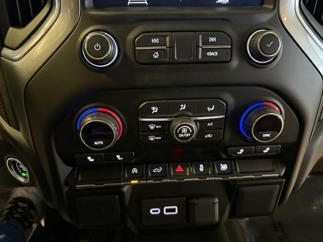 Chevrolet Silverado 1500 Vehicle Full-screen Gallery Image 16