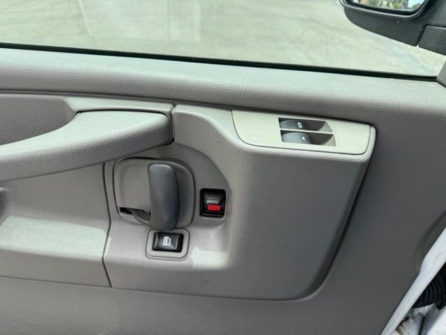 Chevrolet Express Cargo Van Vehicle Full-screen Gallery Image 16