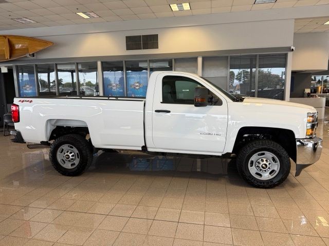 Chevrolet Silverado 2500HD Vehicle Full-screen Gallery Image 02