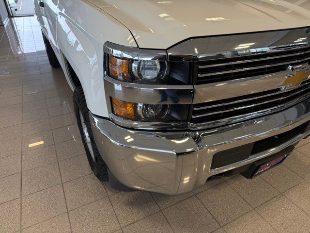 Chevrolet Silverado 2500HD Vehicle Full-screen Gallery Image 09