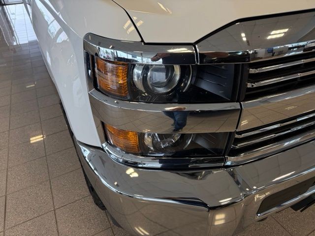 Chevrolet Silverado 2500HD Vehicle Full-screen Gallery Image 10