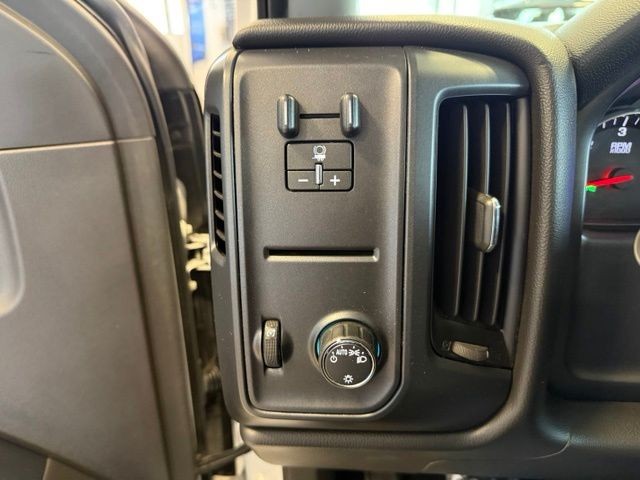 Chevrolet Silverado 2500HD Vehicle Full-screen Gallery Image 18