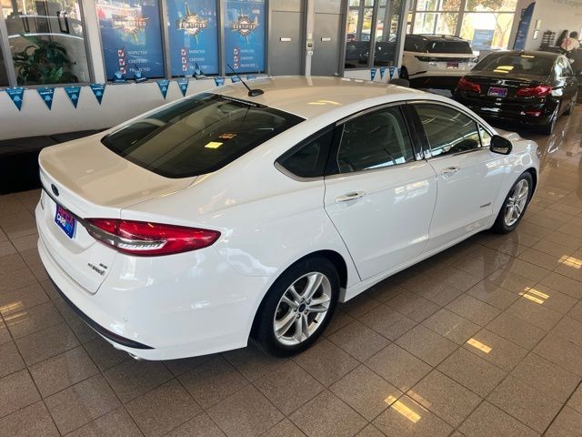 Ford Fusion Hybrid Vehicle Full-screen Gallery Image 05