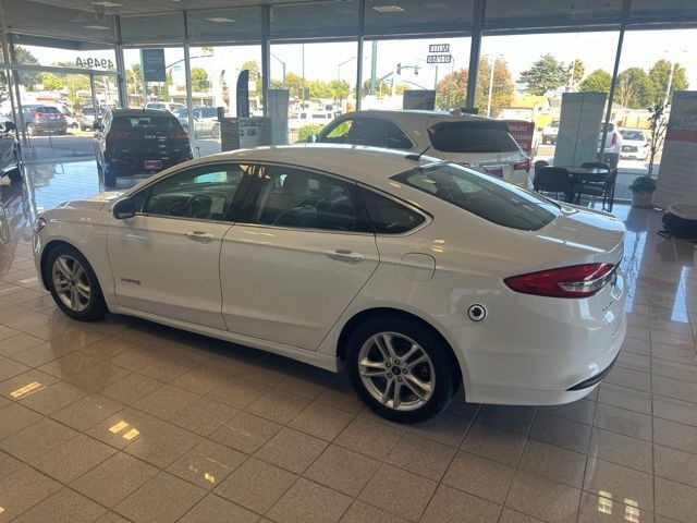 Ford Fusion Hybrid Vehicle Full-screen Gallery Image 10