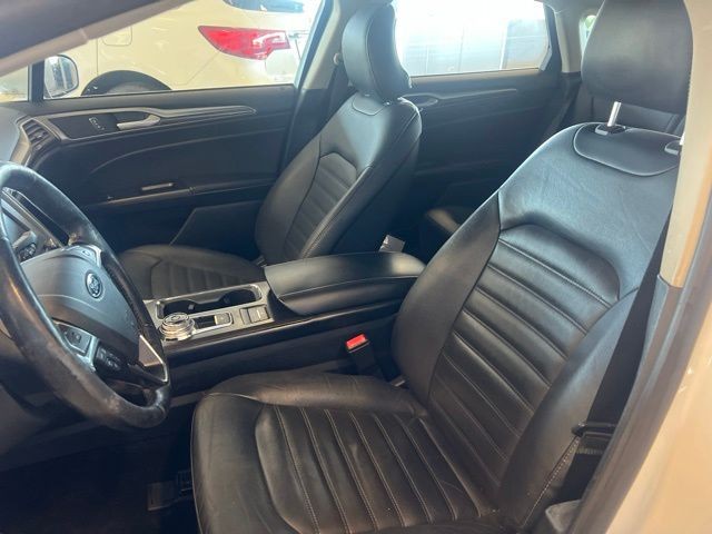 Ford Fusion Hybrid Vehicle Full-screen Gallery Image 15