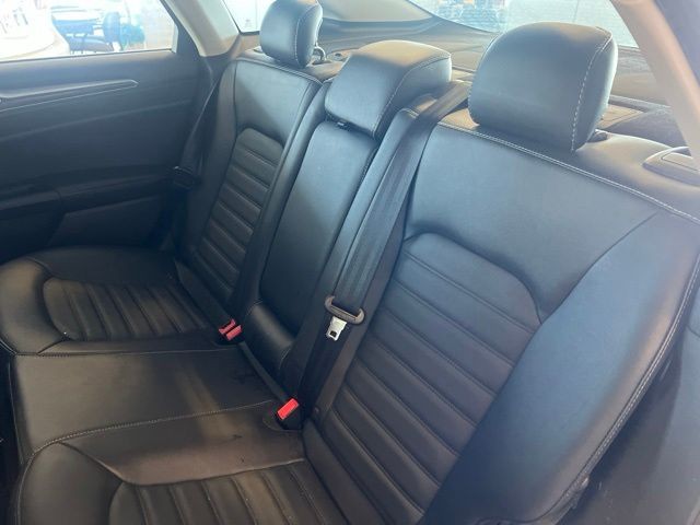 Ford Fusion Hybrid Vehicle Full-screen Gallery Image 16