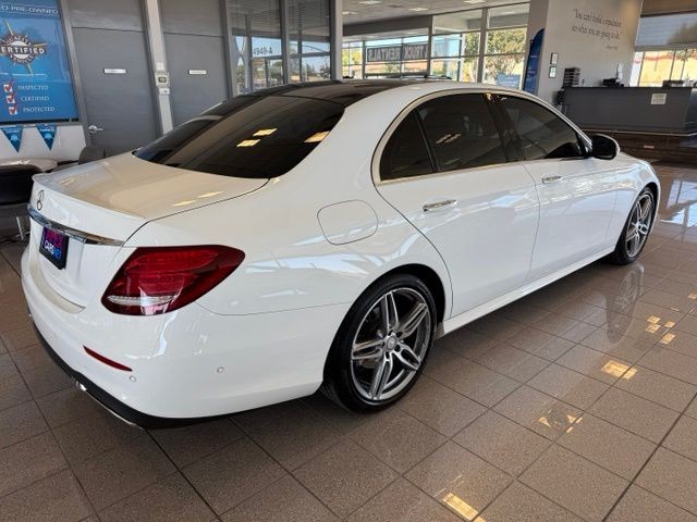Mercedes-Benz E-Class Vehicle Full-screen Gallery Image 03