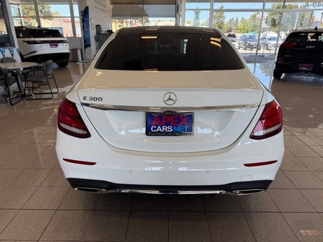 Mercedes-Benz E-Class Vehicle Full-screen Gallery Image 04