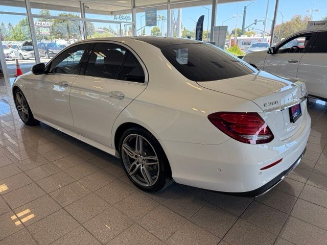 Mercedes-Benz E-Class Vehicle Full-screen Gallery Image 05