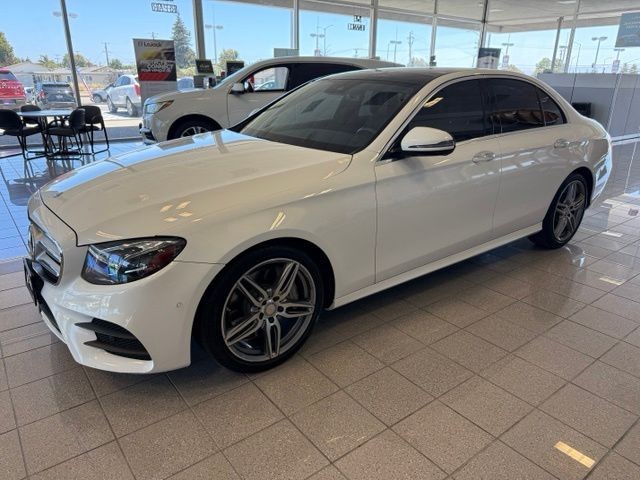 Mercedes-Benz E-Class Vehicle Full-screen Gallery Image 06