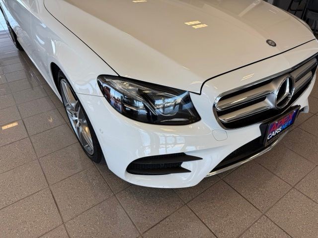 Mercedes-Benz E-Class Vehicle Full-screen Gallery Image 08