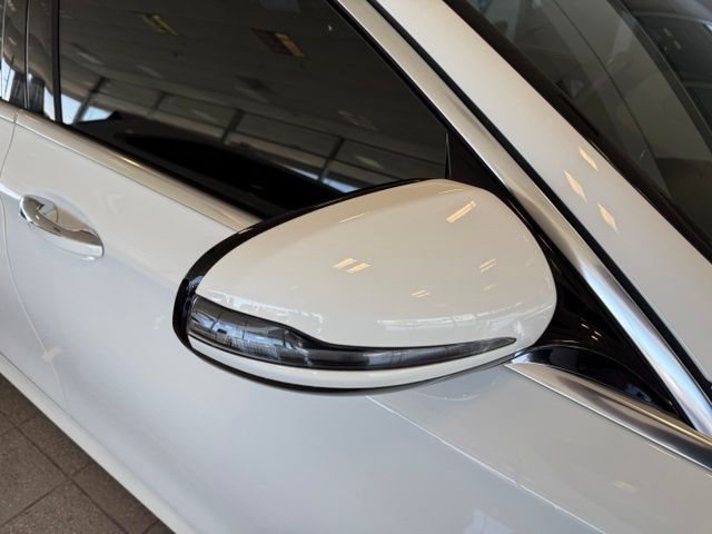 Mercedes-Benz E-Class Vehicle Full-screen Gallery Image 11