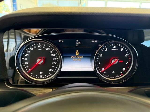Mercedes-Benz E-Class Vehicle Full-screen Gallery Image 12