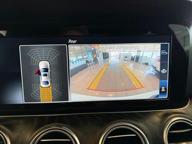 Mercedes-Benz E-Class Vehicle Full-screen Gallery Image 13