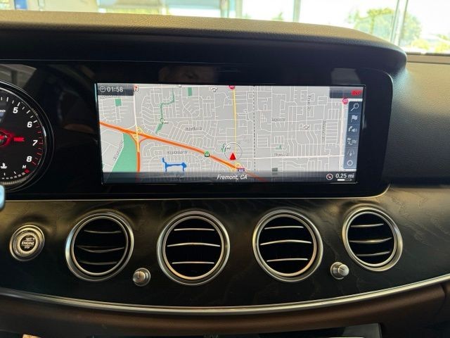 Mercedes-Benz E-Class Vehicle Full-screen Gallery Image 14