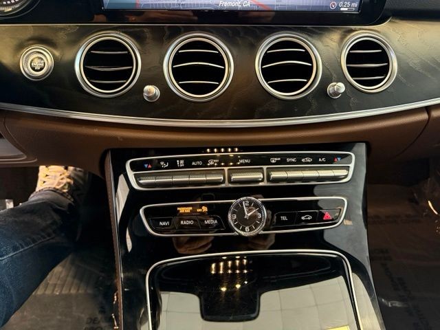 Mercedes-Benz E-Class Vehicle Full-screen Gallery Image 15