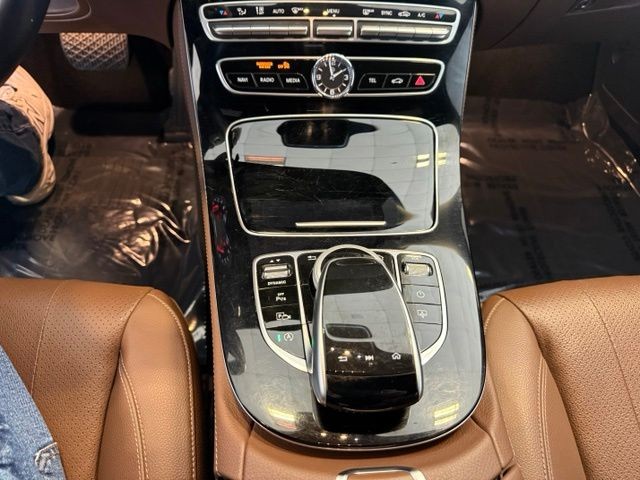 Mercedes-Benz E-Class Vehicle Full-screen Gallery Image 16