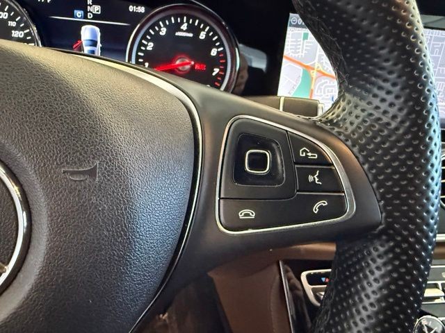 Mercedes-Benz E-Class Vehicle Full-screen Gallery Image 17