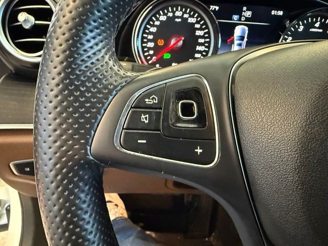 Mercedes-Benz E-Class Vehicle Full-screen Gallery Image 18