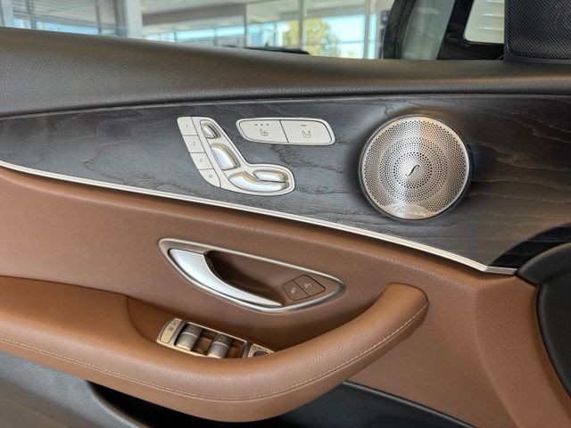 Mercedes-Benz E-Class Vehicle Full-screen Gallery Image 19