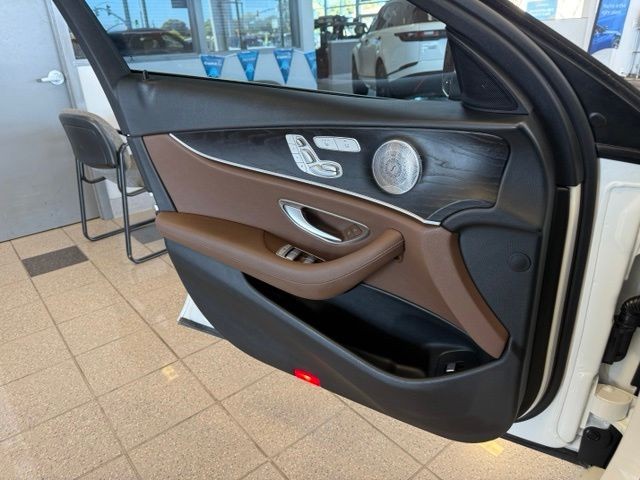 Mercedes-Benz E-Class Vehicle Full-screen Gallery Image 20