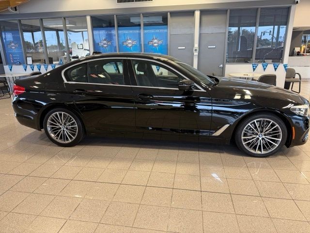 BMW 5 Series Vehicle Full-screen Gallery Image 02