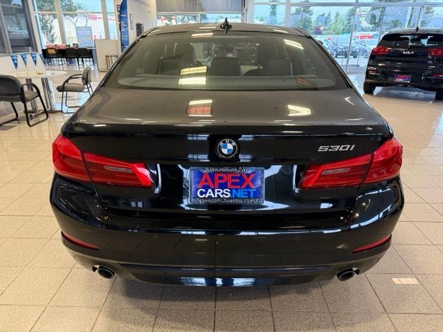 BMW 5 Series Vehicle Full-screen Gallery Image 04