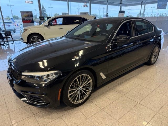 BMW 5 Series Vehicle Full-screen Gallery Image 06
