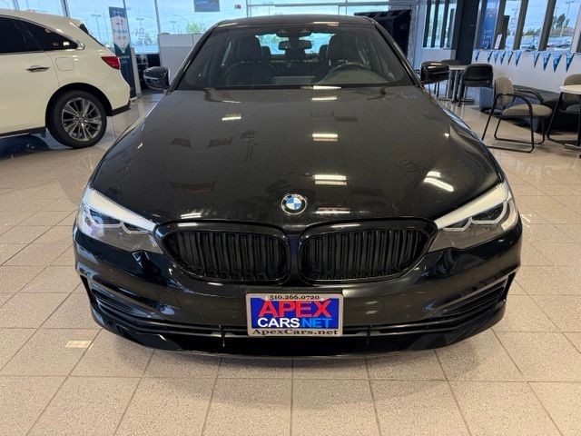 BMW 5 Series Vehicle Full-screen Gallery Image 07