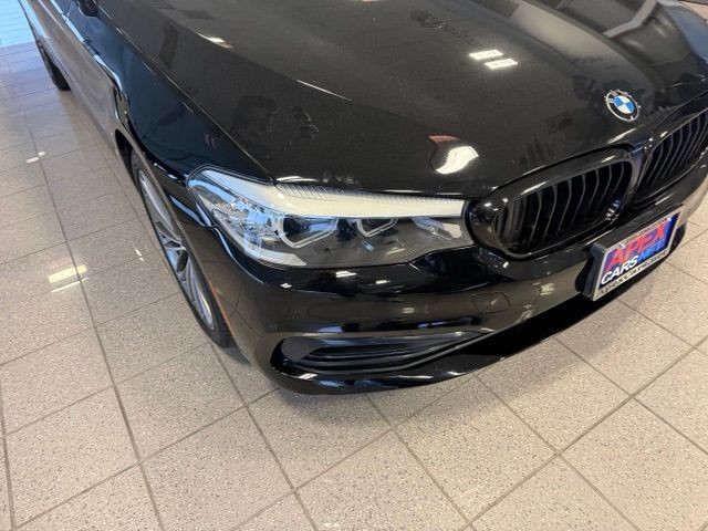 BMW 5 Series Vehicle Full-screen Gallery Image 08