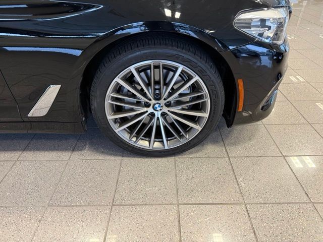 BMW 5 Series Vehicle Full-screen Gallery Image 10