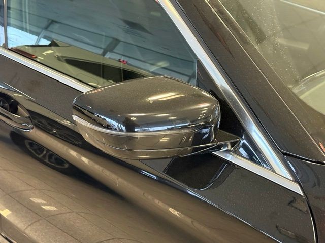 BMW 5 Series Vehicle Full-screen Gallery Image 11