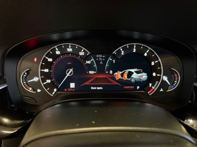 BMW 5 Series Vehicle Full-screen Gallery Image 13